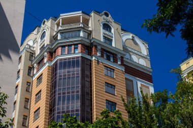 Kyiv, Ukrayna - 28 Temmuz 2023 Ukrayna 'nın başkenti Kyiv şehri, Rusya ile savaş sırasında, Kyiv' in tarihi ve modern binaları Rus füze ve insansız hava araçlarının hedefi olmuştur..