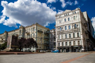 Kyiv, Ukrayna - 28 Temmuz 2023 Ukrayna 'nın başkenti Kyiv şehri, Rusya ile savaş sırasında, Kyiv' in tarihi ve modern binaları Rus füze ve insansız hava araçlarının hedefi olmuştur..