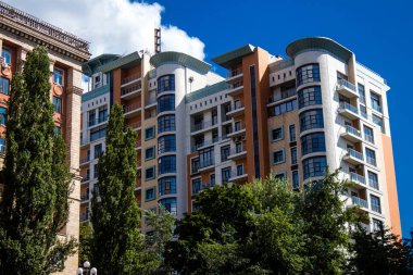 Kyiv, Ukrayna - 28 Temmuz 2023 Ukrayna 'nın başkenti Kyiv şehri, Rusya ile savaş sırasında, Kyiv' in tarihi ve modern binaları Rus füze ve insansız hava araçlarının hedefi olmuştur..