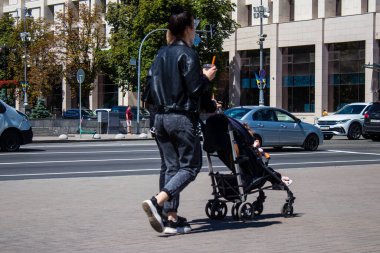 Kyiv, Ukrayna - 28 Temmuz 2023 Kyiv Meydanı 'nda insanlar dolaşıyor. Burası ünlü oldu ve şehrin merkezinde yer alıyor..