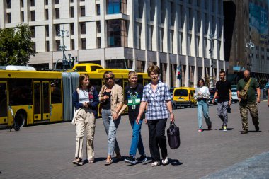 Kyiv, Ukrayna - 28 Temmuz 2023 Kyiv Meydanı 'nda insanlar dolaşıyor. Burası ünlü oldu ve şehrin merkezinde yer alıyor..