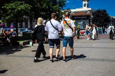 Kyiv, Ukrayna - 28 Temmuz 2023 Kyiv Meydanı 'nda insanlar dolaşıyor. Burası ünlü oldu ve şehrin merkezinde yer alıyor..