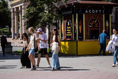 Kyiv, Ukrayna - 28 Temmuz 2023 Kyiv Meydanı 'nda insanlar dolaşıyor. Burası ünlü oldu ve şehrin merkezinde yer alıyor..