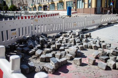 Bir füze saldırısının ardından Kyiv 'deki bir caddeyi onaran yol işçileri, Rus füzeleri ve insansız hava araçlarının hedefi caddeler ve binalar. NATO 'nun sağladığı etkin hava savunma sistemi sayesinde, saldırıları genellikle onlar saldırmadan etkisiz hale getiriliyor. 