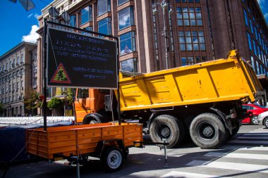 Bir füze saldırısının ardından Kyiv 'deki bir caddeyi onaran yol işçileri, Rus füzeleri ve insansız hava araçlarının hedefi caddeler ve binalar. NATO 'nun sağladığı etkin hava savunma sistemi sayesinde, saldırıları genellikle onlar saldırmadan etkisiz hale getiriliyor. 