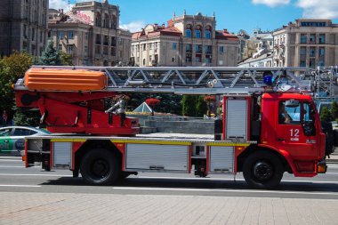 İtfaiye aracı Kyiv şehir merkezinden geçiyor. Ukrayna 'nın başkenti genel alarm durumunda ve itfaiyecilere büyük talep var..