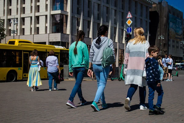 Kyiv, Ukrayna - 28 Temmuz 2023 Kyiv Meydanı 'nda insanlar dolaşıyor. Burası ünlü oldu ve şehrin merkezinde yer alıyor..