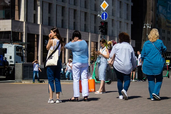 Kyiv, Ukrayna - 28 Temmuz 2023 Kyiv Meydanı 'nda insanlar dolaşıyor. Burası ünlü oldu ve şehrin merkezinde yer alıyor..