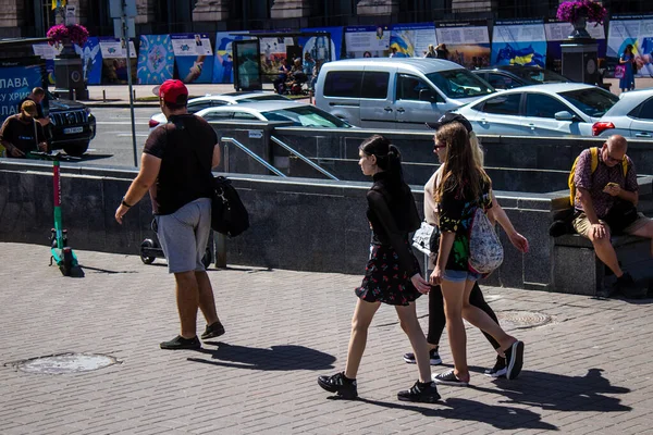 キエフ ウクライナ 2023年7月28日 キエフのマイダン広場を横断する人々 この場所は有名になり 街の中心部に位置しています — ストック写真