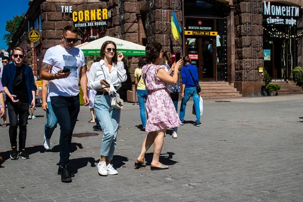 Κίεβο Ουκρανία Ιουλίου 2023 Άνθρωποι Περιφέρονται Πάνω Από Την Πλατεία — Φωτογραφία Αρχείου