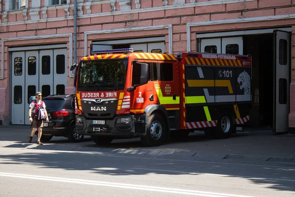 消防车驶过基辅市中心 乌克兰首都处于戒备状态 消防队员的需求量很大 — 图库照片