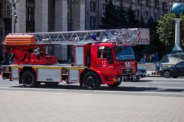 Camion Pompiers Traversant Centre Ville Kiev Capitale Ukraine Est Alerte — Photo