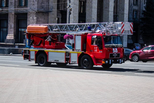 Πυροσβεστικό Όχημα Περνάει Από Κέντρο Της Πόλης Κίεβο Πρωτεύουσα Της — Φωτογραφία Αρχείου