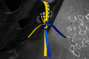 Kyiv, Ukrayna - 31 Temmuz 2023 Ukrayna 'ya savaşın başlangıcından beri Ukrayna tarafından imha edilen Rus askeri teçhizatına Ukrayna renginde bilezikler takmaya geldiler..