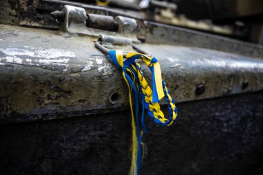 Kyiv, Ukrayna - 31 Temmuz 2023 Ukrayna 'ya savaşın başlangıcından beri Ukrayna tarafından imha edilen Rus askeri teçhizatına Ukrayna renginde bilezikler takmaya geldiler..