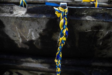 Kyiv, Ukrayna - 31 Temmuz 2023 Ukrayna 'ya savaşın başlangıcından beri Ukrayna tarafından imha edilen Rus askeri teçhizatına Ukrayna renginde bilezikler takmaya geldiler..