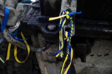Kyiv, Ukrayna - 31 Temmuz 2023 Ukrayna 'ya savaşın başlangıcından beri Ukrayna tarafından imha edilen Rus askeri teçhizatına Ukrayna renginde bilezikler takmaya geldiler..