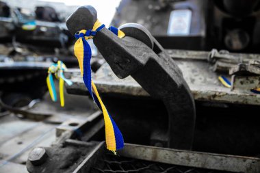 Kyiv, Ukrayna - 31 Temmuz 2023 Ukrayna 'ya savaşın başlangıcından beri Ukrayna tarafından imha edilen Rus askeri teçhizatına Ukrayna renginde bilezikler takmaya geldiler..
