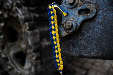 Kyiv, Ukrayna - 31 Temmuz 2023 Ukrayna 'ya savaşın başlangıcından beri Ukrayna tarafından imha edilen Rus askeri teçhizatına Ukrayna renginde bilezikler takmaya geldiler..