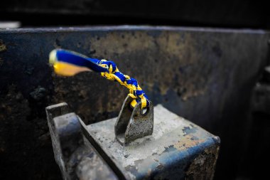 Kyiv, Ukrayna - 31 Temmuz 2023 Ukrayna 'ya savaşın başlangıcından beri Ukrayna tarafından imha edilen Rus askeri teçhizatına Ukrayna renginde bilezikler takmaya geldiler..