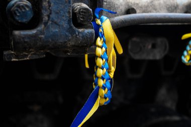 Kyiv, Ukrayna - 31 Temmuz 2023 Ukrayna 'ya savaşın başlangıcından beri Ukrayna tarafından imha edilen Rus askeri teçhizatına Ukrayna renginde bilezikler takmaya geldiler..