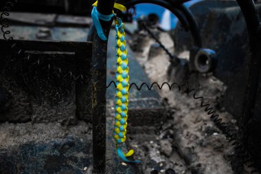 Kyiv, Ukrayna - 31 Temmuz 2023 Ukrayna 'ya savaşın başlangıcından beri Ukrayna tarafından imha edilen Rus askeri teçhizatına Ukrayna renginde bilezikler takmaya geldiler..