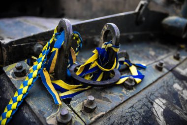 Kyiv, Ukrayna - 31 Temmuz 2023 Ukrayna 'ya savaşın başlangıcından beri Ukrayna tarafından imha edilen Rus askeri teçhizatına Ukrayna renginde bilezikler takmaya geldiler..