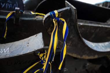 Kyiv, Ukrayna - 31 Temmuz 2023 Ukrayna 'ya savaşın başlangıcından beri Ukrayna tarafından imha edilen Rus askeri teçhizatına Ukrayna renginde bilezikler takmaya geldiler..