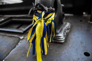 Kyiv, Ukrayna - 31 Temmuz 2023 Ukrayna 'ya savaşın başlangıcından beri Ukrayna tarafından imha edilen Rus askeri teçhizatına Ukrayna renginde bilezikler takmaya geldiler..