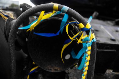 Kyiv, Ukrayna - 31 Temmuz 2023 Ukrayna 'ya savaşın başlangıcından beri Ukrayna tarafından imha edilen Rus askeri teçhizatına Ukrayna renginde bilezikler takmaya geldiler..