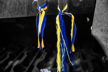 Kyiv, Ukrayna - 31 Temmuz 2023 Ukrayna 'ya savaşın başlangıcından beri Ukrayna tarafından imha edilen Rus askeri teçhizatına Ukrayna renginde bilezikler takmaya geldiler..