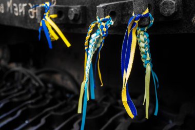 Kyiv, Ukrayna - 31 Temmuz 2023 Ukrayna 'ya savaşın başlangıcından beri Ukrayna tarafından imha edilen Rus askeri teçhizatına Ukrayna renginde bilezikler takmaya geldiler..