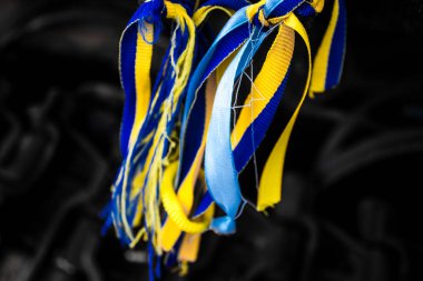 Kyiv, Ukrayna - 31 Temmuz 2023 Ukrayna 'ya savaşın başlangıcından beri Ukrayna tarafından imha edilen Rus askeri teçhizatına Ukrayna renginde bilezikler takmaya geldiler..