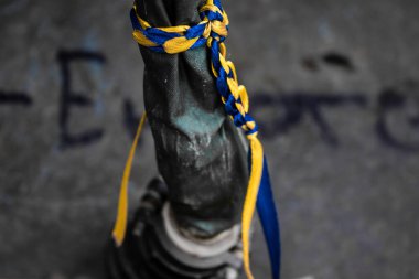 Kyiv, Ukrayna - 31 Temmuz 2023 Ukrayna 'ya savaşın başlangıcından beri Ukrayna tarafından imha edilen Rus askeri teçhizatına Ukrayna renginde bilezikler takmaya geldiler..