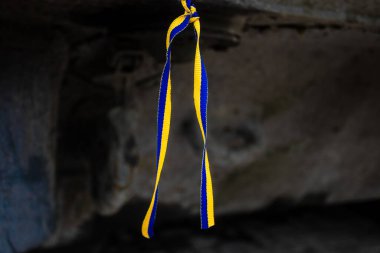 Kyiv, Ukrayna - 31 Temmuz 2023 Ukrayna 'ya savaşın başlangıcından beri Ukrayna tarafından imha edilen Rus askeri teçhizatına Ukrayna renginde bilezikler takmaya geldiler..