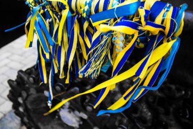 Kyiv, Ukrayna - 31 Temmuz 2023 Ukrayna 'ya savaşın başlangıcından beri Ukrayna tarafından imha edilen Rus askeri teçhizatına Ukrayna renginde bilezikler takmaya geldiler..