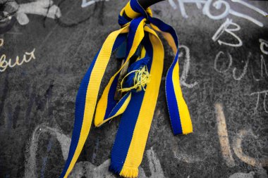 Kyiv, Ukrayna - 31 Temmuz 2023 Ukrayna 'ya savaşın başlangıcından beri Ukrayna tarafından imha edilen Rus askeri teçhizatına Ukrayna renginde bilezikler takmaya geldiler..