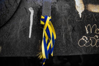 Kyiv, Ukrayna - 31 Temmuz 2023 Ukrayna 'ya savaşın başlangıcından beri Ukrayna tarafından imha edilen Rus askeri teçhizatına Ukrayna renginde bilezikler takmaya geldiler..