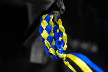 Kyiv, Ukrayna - 31 Temmuz 2023 Ukrayna 'ya savaşın başlangıcından beri Ukrayna tarafından imha edilen Rus askeri teçhizatına Ukrayna renginde bilezikler takmaya geldiler..