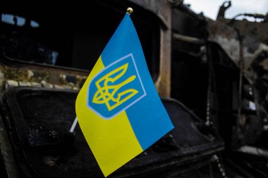 Kyiv, Ukrayna - 31 Temmuz 2023 Ukrayna 'ya savaşın başlangıcından beri Ukrayna tarafından imha edilen Rus askeri teçhizatına Ukrayna renginde bilezikler takmaya geldiler..