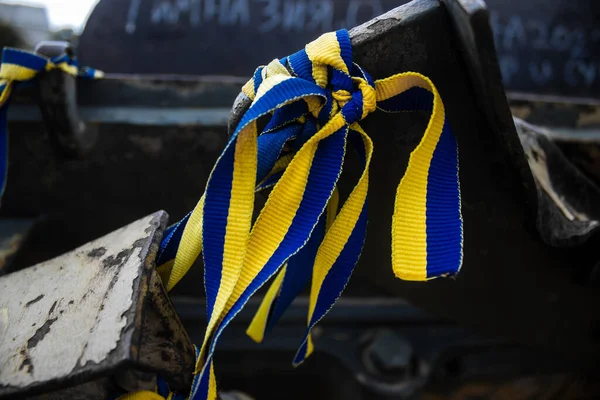 Kyiv, Ukrayna - 31 Temmuz 2023 Ukrayna 'ya savaşın başlangıcından beri Ukrayna tarafından imha edilen Rus askeri teçhizatına Ukrayna renginde bilezikler takmaya geldiler..