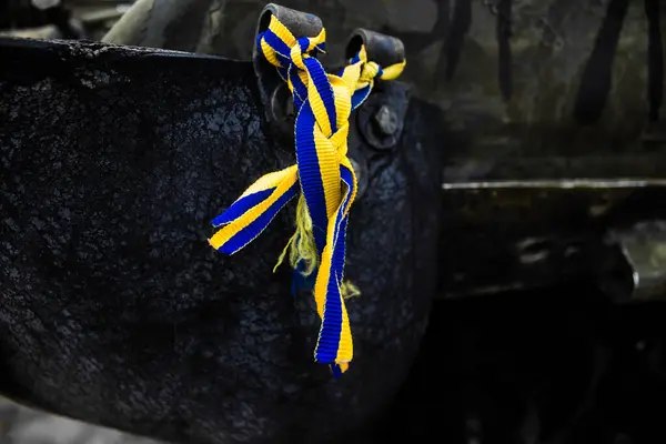 乌克兰基辅 2023年7月31日 人们来到这里 在战争开始以来被乌克兰摧毁的俄罗斯军事装备上系上乌克兰国旗的手镯 — 图库照片