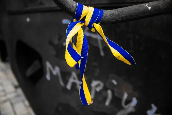 乌克兰基辅 2023年7月31日 人们来到这里 在战争开始以来被乌克兰摧毁的俄罗斯军事装备上系上乌克兰国旗的手镯 — 图库照片