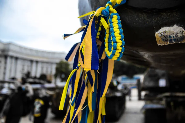 stock image Kyiv, Ukraine - July 31, 2023 People come to put bracelets in the colors of Ukraine on Russian military equipment destroyed by Ukraine since the beginning of the war.