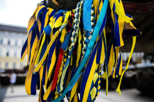 Kyiv, Ukrayna - 31 Temmuz 2023 Ukrayna 'ya savaşın başlangıcından beri Ukrayna tarafından imha edilen Rus askeri teçhizatına Ukrayna renginde bilezikler takmaya geldiler..