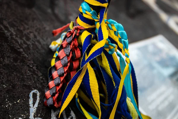 Kiev Oekraïne Juli 2023 Mensen Komen Armbanden Kleuren Van Oekraïne — Stockfoto