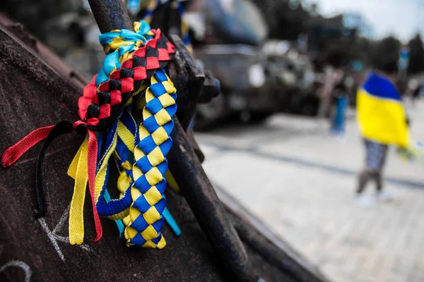 Kyiv Ukraine July 2023 People Come Put Bracelets Colors Ukraine — Stock Photo, Image