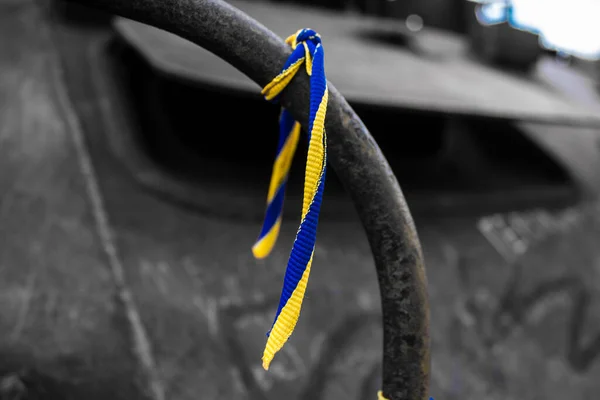 Kiev Ukraina Juli 2023 Människor Kommer Att Sätta Armband Färgerna — Stockfoto