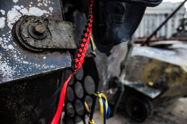 Kyiv, Ukrayna - 31 Temmuz 2023 Ukrayna 'ya savaşın başlangıcından beri Ukrayna tarafından imha edilen Rus askeri teçhizatına Ukrayna renginde bilezikler takmaya geldiler..