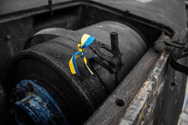 Kyiv, Ukrayna - 31 Temmuz 2023 Ukrayna 'ya savaşın başlangıcından beri Ukrayna tarafından imha edilen Rus askeri teçhizatına Ukrayna renginde bilezikler takmaya geldiler..